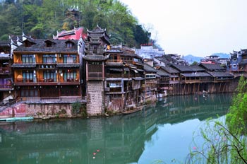  張家界國(guó)家森林公園、黃龍洞、鳳凰古城九景三晚四日游